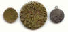 Реверс медной монеты варварской чеканки, латунного римского сестерция и серебряного змеевика с надписями. 